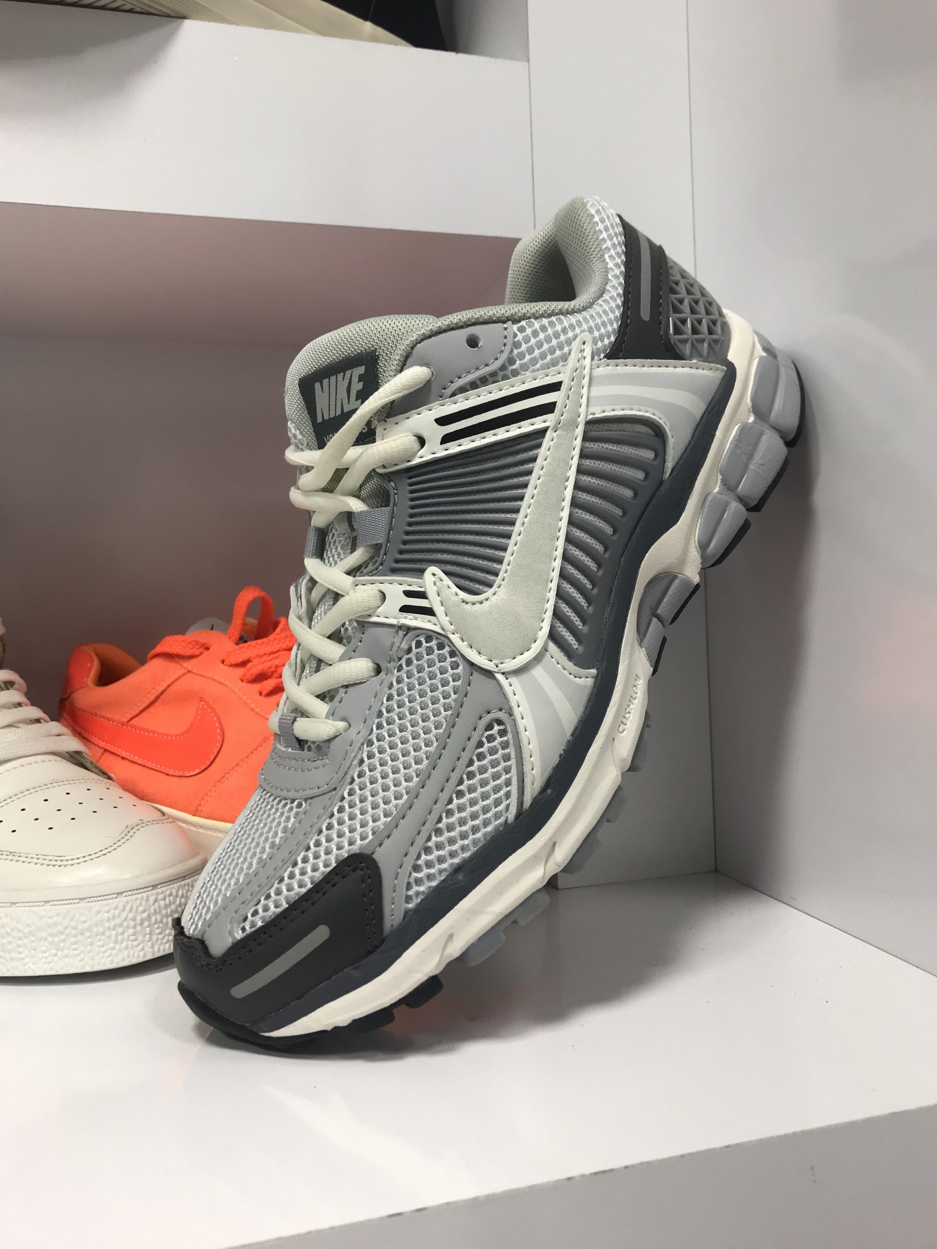 کتونی Nike Vomero 5
